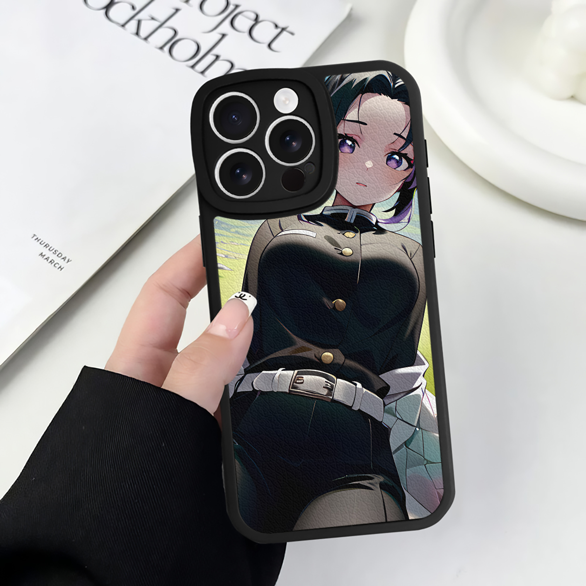 （画像用） 鬼滅の刃（きめつのやいば）蟲柱-胡蝶 しのぶ／こちょう しのぶ Kochou Shinobu 【iPhone 16シリーズ対応】シリコンスマホケース（レザー調） 材質：シリコン
